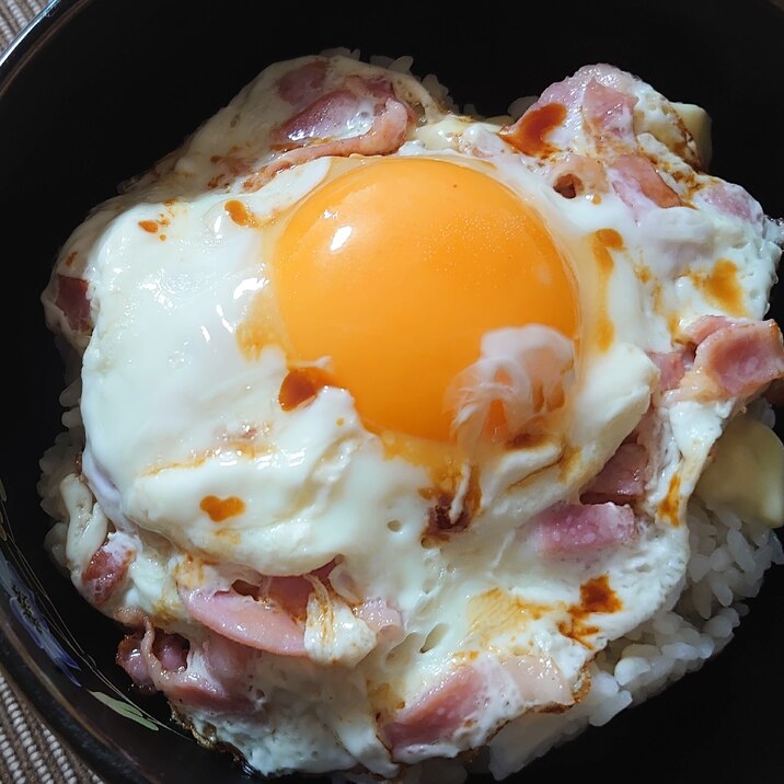 朝ご飯にも　ベーコンエッグ丼